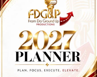 以下が含まれることがあります： 2027年のプランナーの表紙。金色のマイクのアイコンの下に「FDGUP From Da Ground Up PRODUCTIONS」の文字。大きな金色の文字で「2027」とあり、その下に「PLANNER」、さらに「PLAN. FOCUS. EXECUTE. ELEVATE.」という文字が記載されています。
