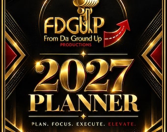 以下が含まれることがあります： 2027年のプランナーカバー。金色のマイクアイコン、FDGUP From Da Ground Up PRODUCTIONSのテキスト、PLAN. FOCUS. EXECUTE. ELEVATE.の文字が特徴。黒い背景に金と赤の幾何学的なアクセントと中央のステージがデザインされています。