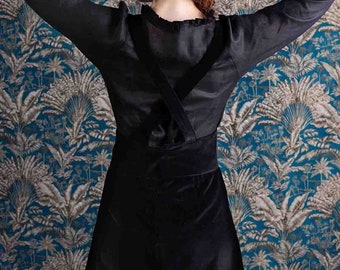 jupe tablier en velours noir, jupe à bretelle, jupe pinafore, retro, jupe longueur genoux, robe pinafore