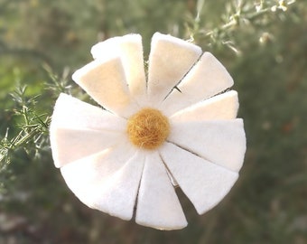 barrette marguerite, fleur écru et jaune pour les cheveux, fleur en laine, barrette fée, coiffure féerique, cottagecore/ fairycore