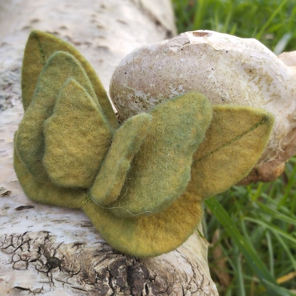 barrette papillon vert en feutre de laine, teinture végétale, accessoire féerique, fairy core, accessoires coiffure de fée