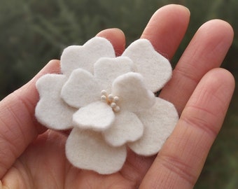 barrette aubépine écru, fleur blanche, fleur en laine, barrette fée, barrette féerique, cottagecore/ fairycore