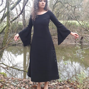 Langes schwarzes „Lady of the Lake“-Kleid, fließender Polyester-Krepp, mittelalterliches Kleid, fließendes Krepp-Kleid, Fairycore-Kleidung, lange Pagodenärmel