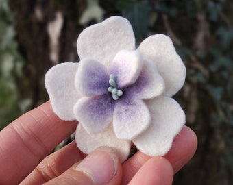 broche aubépine blanche et violet, fleur écru et mauve, fleur en laine, barrette fée, broche féerique, cottagecore/ fairycore