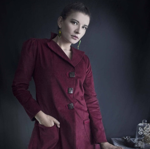 manteau victorien en velours côtelé bordeaux, veste demi saison grenat, manteau cintré avec laçage