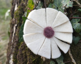 barrette marguerite, fleur écru et violet pour les cheveux, fleur en laine, barrette fée, coiffure féerique, cottagecore/ fairycore