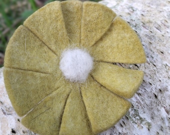 broche marguerite vert et blanc, fleur en laine, accessoires féerique, cadeau pour elle, cottagecore/ fairycore