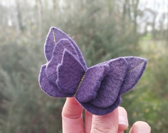 barrette papillon violet foncé en feutre de laine, teinture végétale, accessoire féerique, fairy core, accessoires coiffure de fée