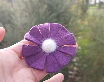 purple and white daisy brooch, woollen flower, fairy accessories, gift for her, cottagecore/ fairycore