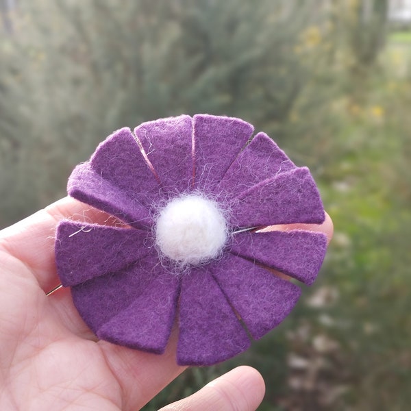 broche marguerite violette et blanc, fleur en laine, accessoires féerique, cadeau pour elle, cottagecore/ fairycore