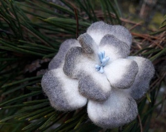 broche aubépine gris cendre, fleur écru/gris dégradé, fleur en laine, barrette fée, broche féerique, cottagecore/ fairycore