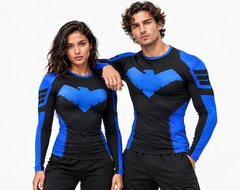 Camiseta de compresión azul y negra estilo armadura táctica para gimnasio, manga larga o manga corta para entrenamiento deportivo.