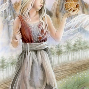 Puede incluir: Ilustración de una mujer con un vestido burdeos y gris sosteniendo un pentáculo dorado. El fondo presenta montañas, un campo y árboles. La mujer tiene el pelo largo y rubio y mira hacia un lado.