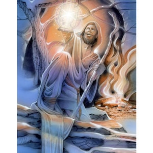 Puede incluir: Una pintura de un hombre con una túnica azul que sostiene una linterna y un bastón. Está de pie en un bosque nevado con un fuego en el fondo. La pintura se titula "The Hermit" de Michael Calandra.