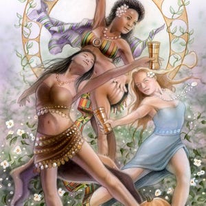 Puede incluir: Ilustración artística que representa tres figuras con vestimentas fluidas, cada una sosteniendo una copa dorada. Las figuras están rodeadas por un diseño circular y varias frutas, incluyendo calabazas y manzanas. La paleta de colores incluye tonos marrones, azules y verdes.