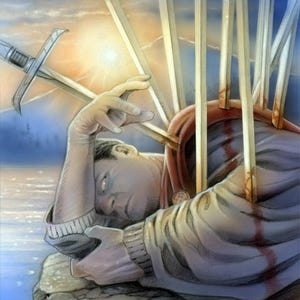 Puede incluir: Ilustración de una carta de tarot que muestra a una persona acostada, atravesada por espadas. La persona lleva una capucha roja y ropa clara. El fondo muestra una puesta de sol sobre el agua y las montañas.