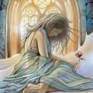 Puede incluir: Ilustración de una persona sentada, sosteniendo una rosa, con cabello largo y envuelta en una prenda fluida azul-verdosa. Una vidriera con pentagramas en el fondo, con una pared de piedra.