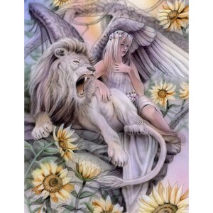 Puede incluir: Un león blanco con la boca abierta ruge mientras una mujer con alas de ángel se sienta sobre su espalda. La mujer lleva un vestido blanco y una corona de flores. El fondo es una suave puesta de sol pastel con girasoles.