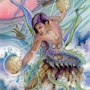 Puede incluir: Ilustración en acuarela de una figura similar a una sirena sosteniendo dólares de arena, con un barco en el fondo. La figura tiene cabello con vetas moradas, un collar de conchas y una cola escamada. La obra presenta tonos de azul, verde y rosa.