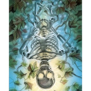 Puede incluir: Una figura esquelética cuelga boca abajo en un entorno de bosque. La figura está rodeada de hojas verdes y enredaderas. El cráneo está mirando al espectador con una luz brillante que brilla detrás de él. La imagen se titula "The Hanged Man" de Michael Calandra.