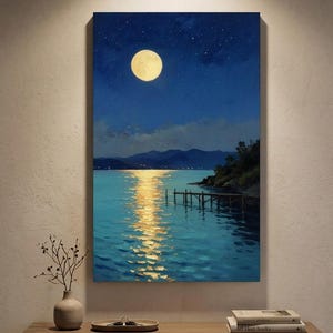 以下が含まれることがあります： 暗い青色の星空に輝く黄色い満月が浮かぶ夜の風景を描いた長方形のウォールアートプリント。穏やかな水面に黄金色の光が反射し、木製の桟橋と遠くの暗い山々のシルエットが描かれています。