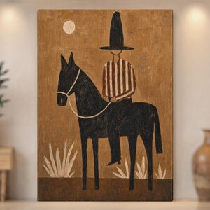 Puede incluir: Una pieza de arte mural rectangular que presenta la pintura de una figura con un sombrero negro alto y una camisa de rayas marrones y blancas, montada sobre un caballo negro. El fondo es de color tostado texturizado con un círculo blanco.