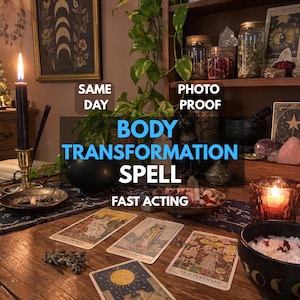 Könnte beinhalten: Ein Holztisch zeigt Tarotkarten, eine schwarze Kerze in einem Messinghalter, einen kleinen schwarzen Kessel und eine Schale mit weißen Kristallen. Textüberlagerungen lauten SAME DAY, PHOTO PROOF, BODY TRANSFORMATION SPELL, FAST ACTING.