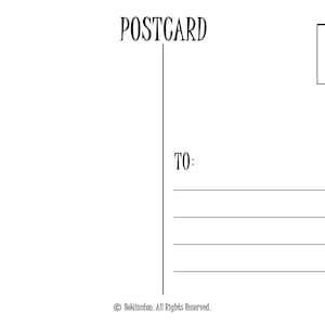 K&ouml;nnte beinhalten: Wei&szlig;e Postkarte mit dem Wort "POSTCARD" in dekorativer Schrift oben. Sie hat Linien f&uuml;r die Adresse und ein Feld mit der Aufschrift "PLACE STAMP HERE".
