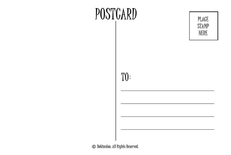 K&ouml;nnte beinhalten: Wei&szlig;e Postkarte mit dem Wort "POSTCARD" in dekorativer Schrift oben. Sie hat Linien f&uuml;r die Adresse und ein Feld mit der Aufschrift "PLACE STAMP HERE".