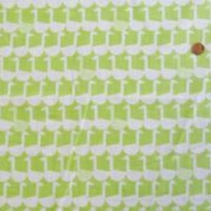 Könnte beinhalten: Weißer und grüner Stoff mit einem sich wiederholenden Muster aus stilisierten weißen Schwänen. Der Stoff ist hellgrün mit weißen Schwänen, die weiß umrandet sind.