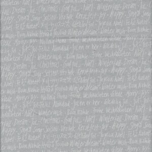Peut inclure: Un tissu gris avec du texte blanc dans différentes langues, notamment "Joyeux Noël", "Bonnes fêtes", "Frohe Weihnachten" et "Buon Natale".