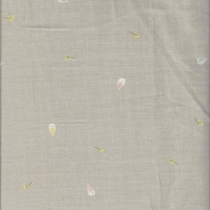 Könnte beinhalten: Beigefarbener Stoff mit einem sich wiederholenden Muster aus kleinen, stilisierten Vögeln in Pastellfarben. Die Vögel sind hauptsächlich weiß, rosa und blau, mit gelben Akzenten. Verstreute gelbe blattartige Formen vervollständigen das Design.