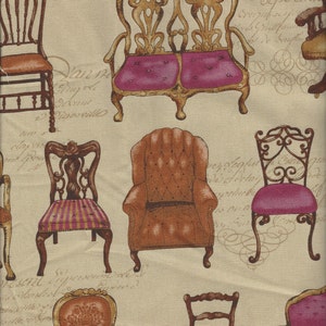 Könnte beinhalten: Stoff mit einem sich wiederholenden Muster antiker Stühle in verschiedenen Stilen. Die Stühle sind in Braun-, Gold- und Rosatönen gehalten und vor einem cremefarbenen Hintergrund mit Schrift platziert.