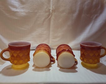 Conjunto de 4 canecas vintage Fire King Kimberly, xícaras de café em vidro leitoso Anchor Hocking, estampa de diamante Kimberly em degradê vermelho, laranja e amarelo, kit dos anos 1970