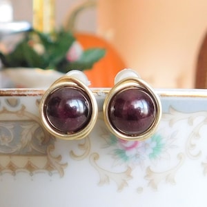Echte Granat Ohrstecker, Januar Birthstone Ohrringe, 14k Gold Filled Ohrstecker, Wire Wrapped Post Ohrringe