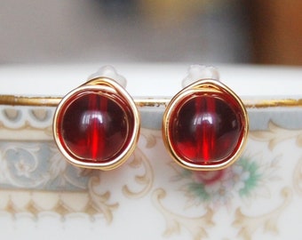 Ruby Glass Stud Oorbellen, juli Birthstone Oorbellen, Red Post Oorbellen, Bruidsmeisje Oorbellen