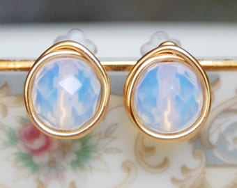 Clous d'oreilles en opalite , Boucles d'oreilles avec pierre de naissance d'octobre , Boucles d'oreilles de demoiselle d'honneur , Boucles d'oreilles en opaline enveloppées de fil