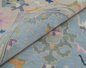 Vintage Oushak-Teppich, pastellfarbenes Blumenmuster, traditioneller türkischer Teppich, Dekor in Blau, Rosa, Beige und Grün