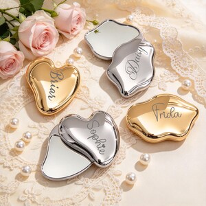 Espejo cosmético portátil grabado, espejo compacto con nombre personalizado, diseño irregular de nube y corazón, regalo ideal para mujeres.