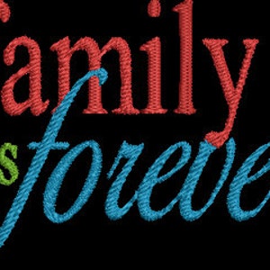 Może przedstawiać: Wzór haftu z napisem family is forever. Słowo family jest wyhaftowane na czerwono, słowo is na limonkowo, a słowo forever na niebiesko. Litery mają teksturowany, nitkowaty wygląd na czarnym tle.