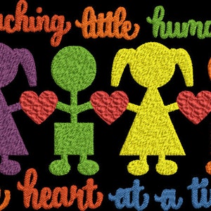Puede incluir: Diseño bordado con cuatro figuras de palo que sostienen corazones rojos, con el texto "Enseñar a los pequeños humanos, un corazón a la vez".
