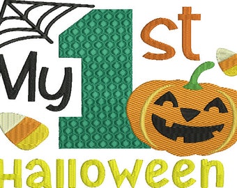 Può includere: Design ricamato con una ragnatela nera, le parole "My 1st Halloween" e una zucca di Halloween. Il numero 1 è verde, il testo "st" è arancione e la parola "Halloween" è gialla. Caramelle a forma di mais accentuano il design.