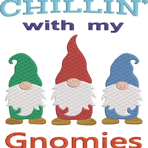 Puede incluir: Un diseño bordado con tres gnomos con barbas blancas y sombreros coloridos. El texto de arriba dice "CHILLIN' with my" en azul y morado, y "Gnomies" en naranja debajo.