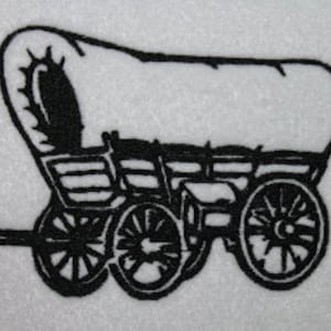 Op de afbeelding: Een zwart-wit silhouet van een gedekte wagen met houten wielen. De wagen heeft een canvas kap en een houten frame.