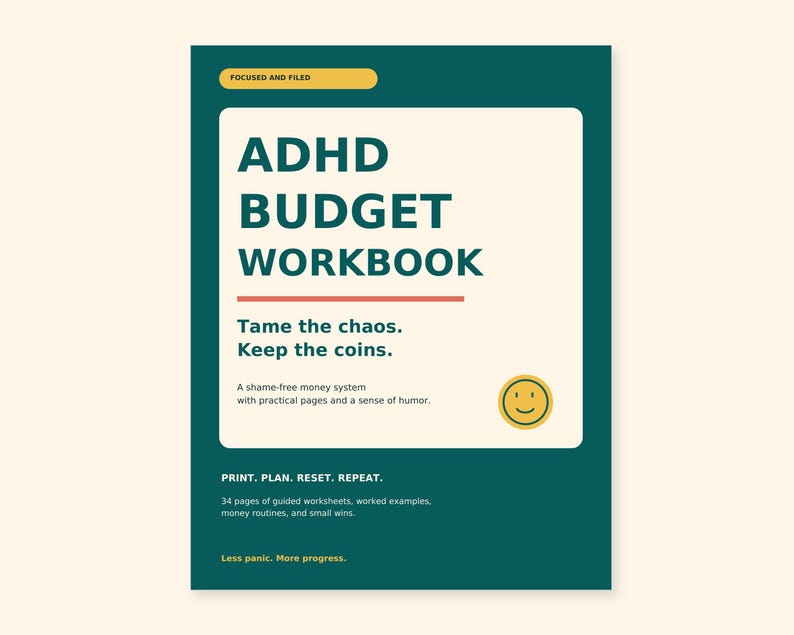 K&ouml;nnte beinhalten: Ein dunkelblaugr&uuml;ner ADHD-Budget-Arbeitsbuch-Einband mit einem cremefarbenen Mittelfeld. Der Text lautet: ADHD BUDGET WORKBOOK, Tame the chaos. Keep the coins. A shame-free money system with practical pages and a sense of humor. PRINT. PLAN.