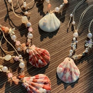 Collar artesanal de conchas marinas, conchas marinas auténticas, perlas, cuentas de cristal y cordón natural.