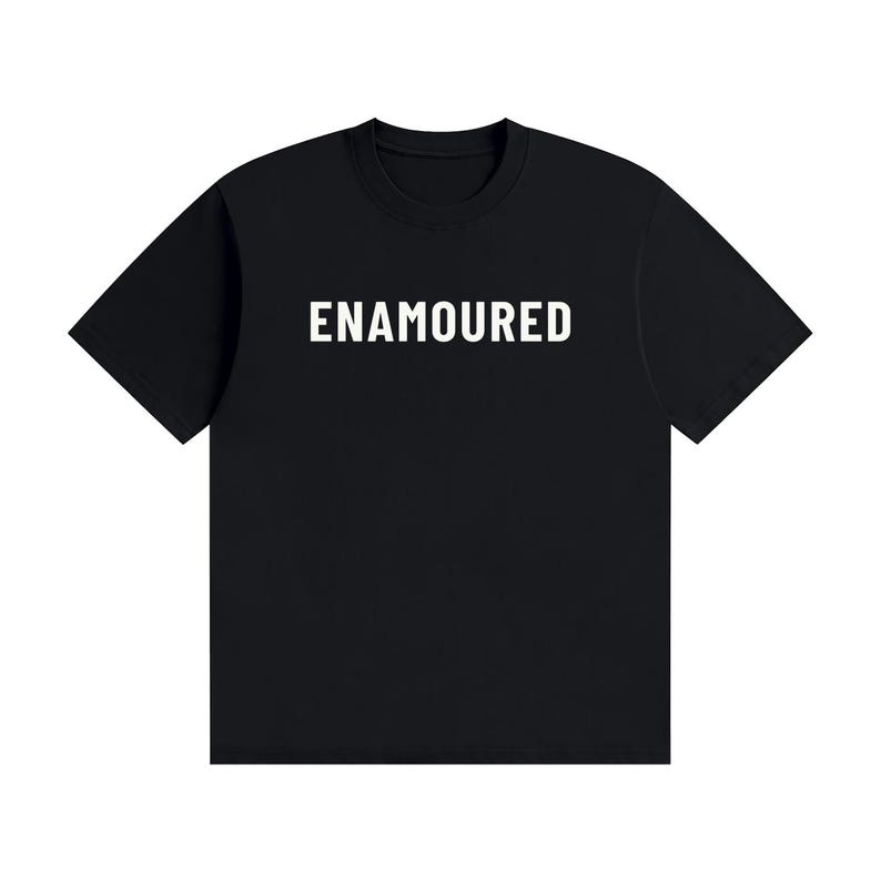 Zakochany - Minimalistyczny T-shirt z białym tekstem Black