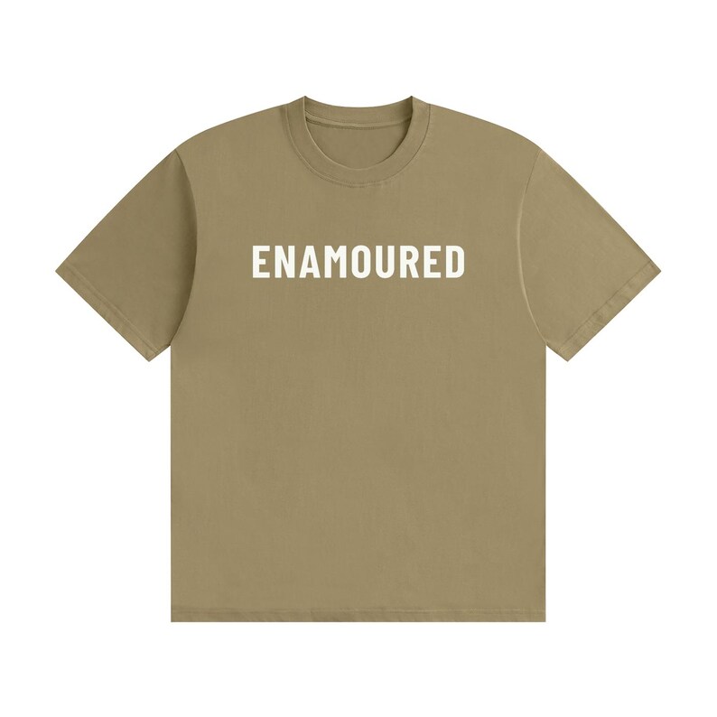 Zakochany - Minimalistyczny T-shirt z białym tekstem Khaki