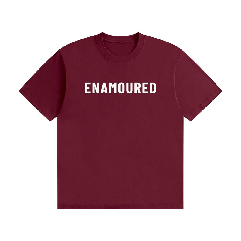 Zakochany - Minimalistyczny T-shirt z białym tekstem Wine Red