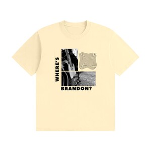 Waar is Brandon? - Grafisch T-shirt met zwarte tekst Apricot